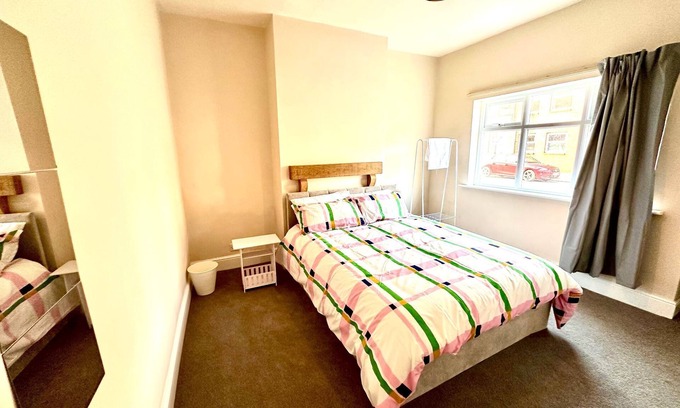 Chesterfield Casa | Luxury 4-Bedroom | King-Size Comfort | Full Kitchen & Parking | Spacious & Cozy!