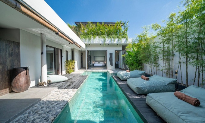Batubelig Villa | Luxury 4-Bedroom Holiday Rental Near Berawa Beach, Bali Villa 2094