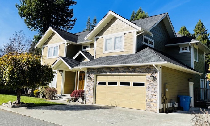 Cutten Casa | Luxury 4 Bedroom Home with Fireplace & Jacuzzi