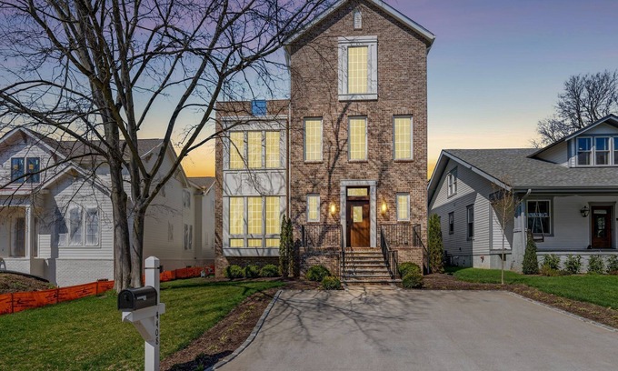Sylvan Park Casa | Luxury 4-bedroom house near the Sylvan Park Roundabout - perfect location