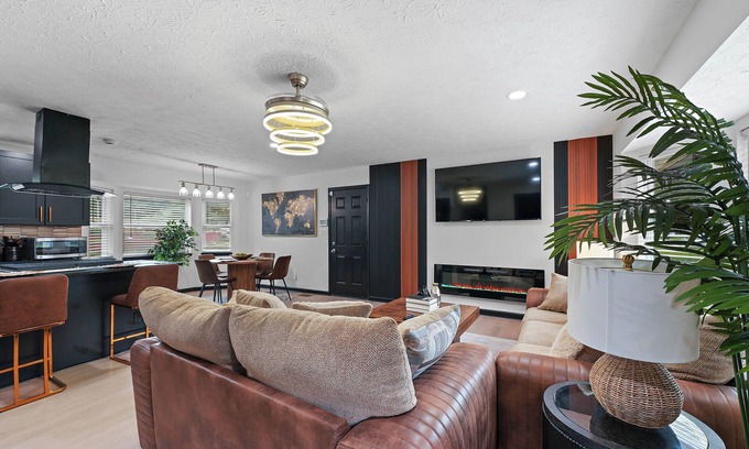 Church Street Casa | Luxury 4 Bedroom house Sleeps 10 with King Beds, near the Atlanta Airport.