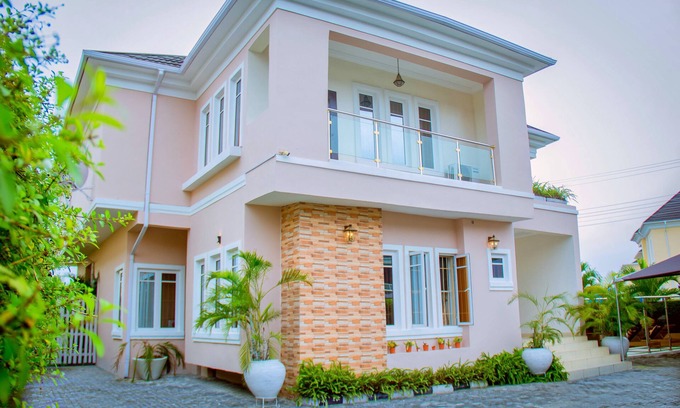 Ofin Casa | Luxury 4 bedroom house with swimming pool and garden. In a gated community.