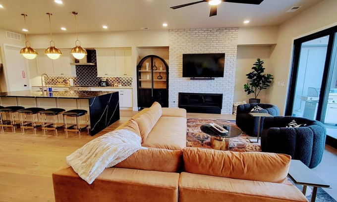 Bozeman Casa | Luxury 4 Bedroom Townhouse with Mountain/Lake Views, Arcade, Sauna, EV Charger