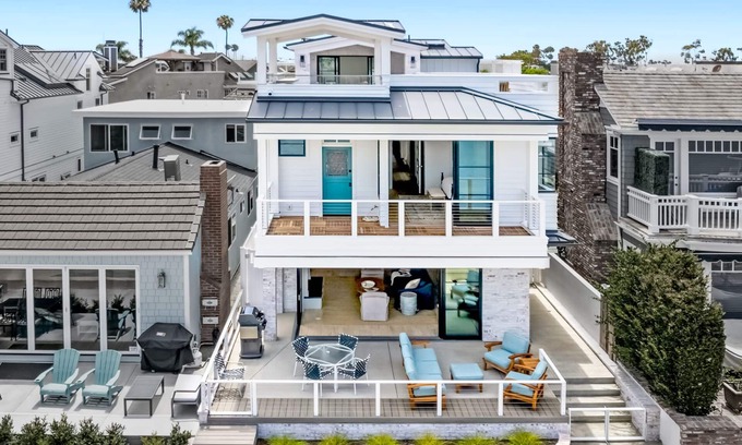 Newport Beach Casa | Luxury 4 bedroom, 5 bath home on E. Bayfront, Little Balboa Island