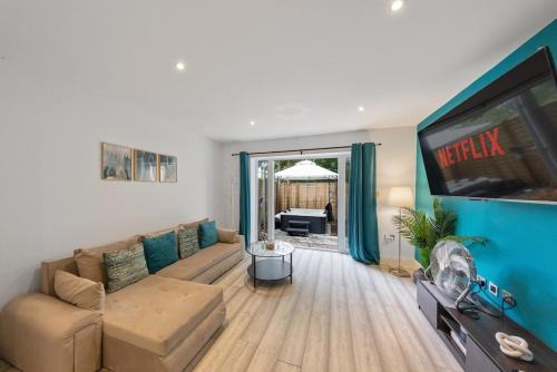 Kenley Casa | Luxury 4BR Home with Hot Tub, Sleep 8, Free Parking, Garden