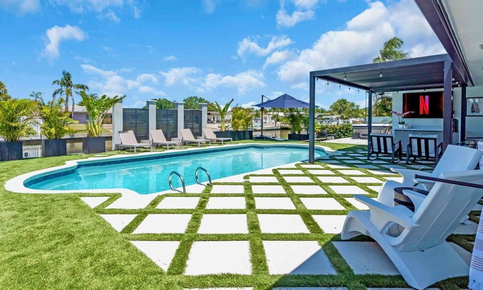 Dana Shores Casa | LUXURY 4BR Private Pool & Hot Tub, Dock, Bay Access! Sleeps 10- Games & Scooters