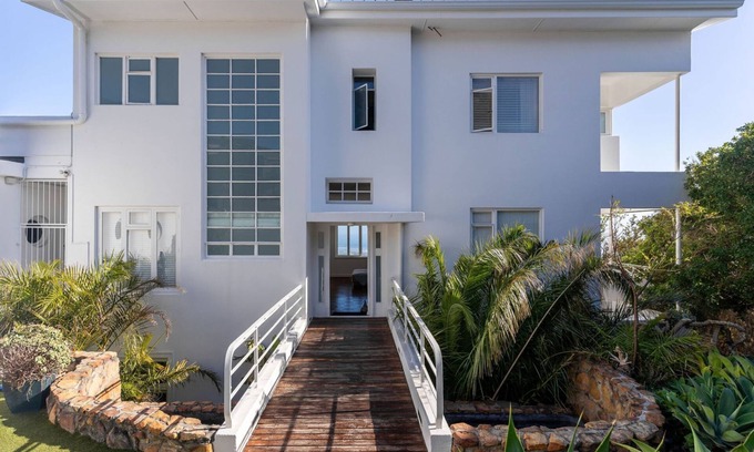 Camps Bay Villa | Luxury 4BR Seaview Villa w/Private Pool,Stunning Ocean &Mountain Views Camps Bay