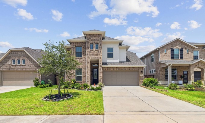 Katy Casa | Luxury 4BRS-3Baths Home, w/ King Bed & Private Gym
