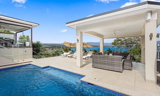 Mount Warrigal Casa | Luxury 5 B/R House with Pool, Lake & Beach
