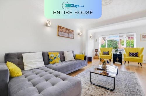 Sandhurst Casa | Luxury 5 BDR 2 BA House with Parking in Sandhurst By 360Stays