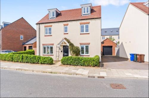Bicester Casa | Luxury 5 bed house with Hot Tub nr Bicester Village