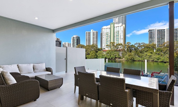 Surfers Paradise Villa | Luxury 5 Bedroom, 5 Bathroom, 3 Level, Waterfront Villa with Pool