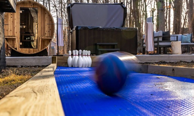East Stroudsburg Cabina | Luxury 5-bedroom cabin with Mini Golf, Sauna & Hot Tub in East Stroudsburg