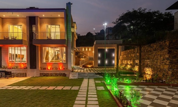 Karjat Casa | luxury 5-bedroom bungalow with big pool