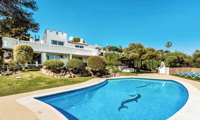 Estepona Villa | Luxury 5-Bedroom Villa Gardens Heated Pool, Jacuzzi & Sea Views – Estepona