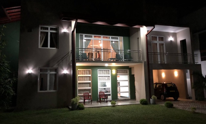 Raddolugama Casa | Casa de vacaciones de lujo de 5 habitaciones cerca del puerto aéreo de Katunayake
