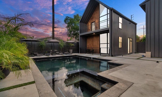 South Central Houston Casa | Luxury 5-Bedroom Oasis in Houston