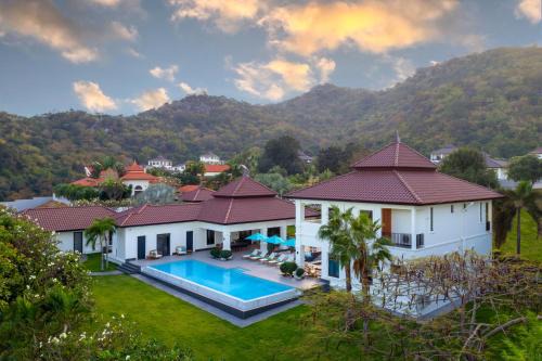 Nong Kae Villa | Luxury 5 Bedroom Pool Villa B11B