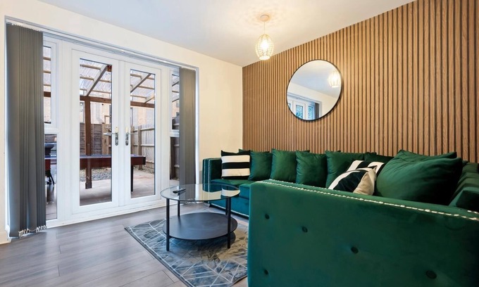 Birmingham City Centre Casa | Luxury 5 bedroom Townhouse with pool table and FREE Parking