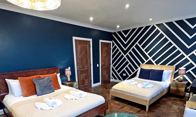 Birmingham City Centre Casa | Luxury 5-Bedroom Townhouse in Jewellery Quarter, Birmingham City Centre - 7 Separate Beds, 3 Baths