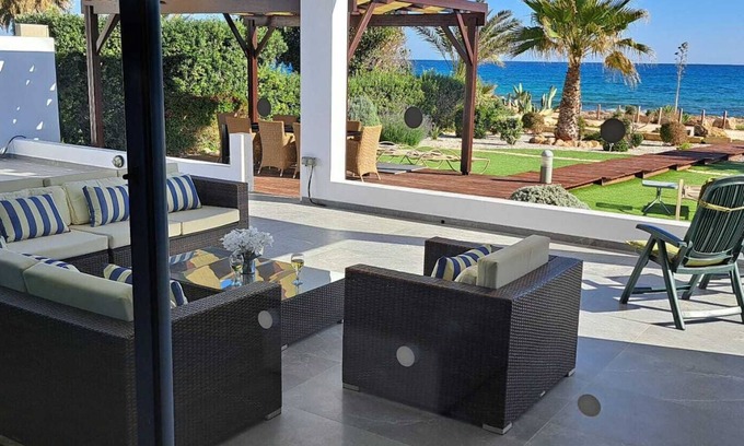 Ayia Thekla Villa | Disfrute del lujo de alojarse en una gran villa frente a la playa, las vistas son increíbles
