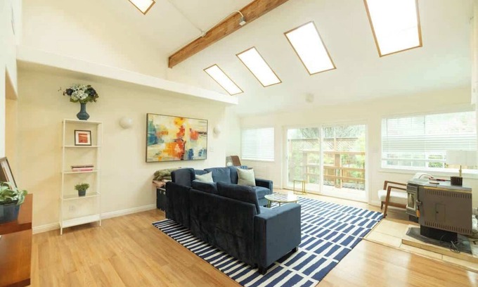 Tamalpais-Homestead Valley Casa | Spacious 5-BR Home in Scenic Mill Valley Retreat