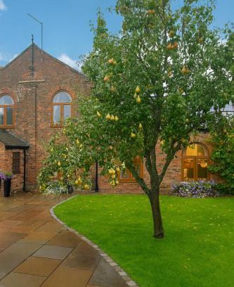 Northallerton Casa | Luxury 5 Star Holiday House with floodlit Tennis court - BRAND NEW