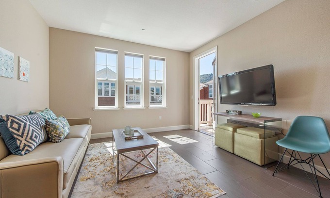 Larkspur Condominio | Lujo 55+ Restricción de edad - Largo plazo