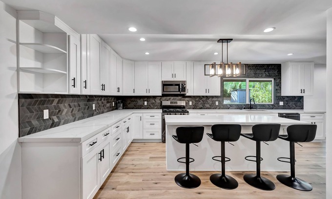 Woodland Hills Casa | Luxury 5b, 3.5BA house a Large backyard, BBQ. Weekly discount 7%, monthly 15%