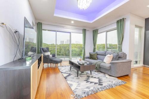 Melrose Park Casa | Luxury 5BD house w water view in Melrose Park