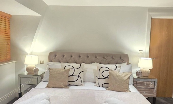 Hendon Casa | Luxury 5BR/4BR Garden/Cinema/Gym