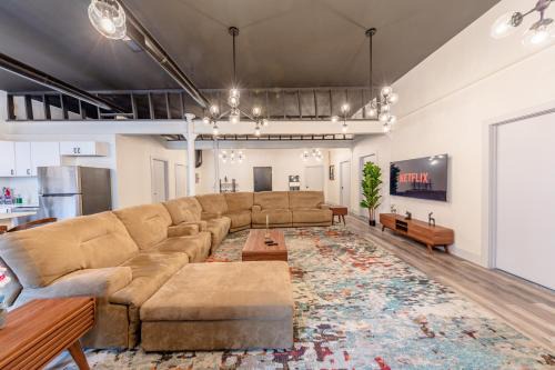 Near South Side Apartamento | Luxury 5BR Chicago Retreat Perfect for Groups with Pool table & Optional Parking Near McCormick Place and Soldier Field