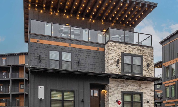 Sevierville Cabina | Luxury 5BR Getaway | Theater Room | Rooftop Fire Table | Walk to Water Park | Pools | Sleeps 22