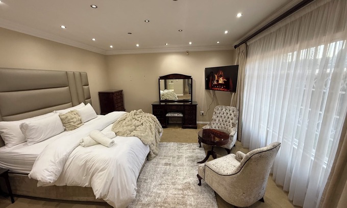 Bedfordview Casa | Luxury 5BR Home w/ Pool Full Kitchen Generator Perfect for Getaways/Group Stays