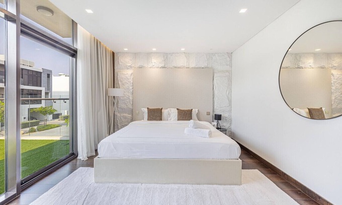 Dubai Sports City Apartamento | Luxury 5BR Villa with Private Pool & View