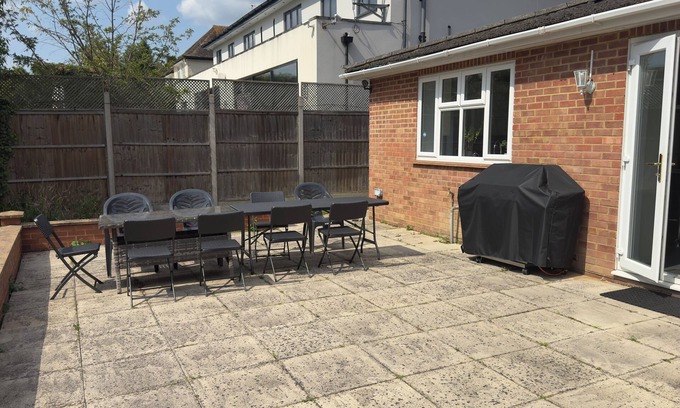 Northwood Casa | Luxury 6 bedroom, beautiful spacious holiday home close to Northwood & Moor Park