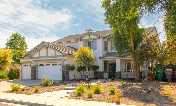 Menifee Casa | Luxury 6-Bedroom Home w Large 3-Cars Garage & Spacious Yard
