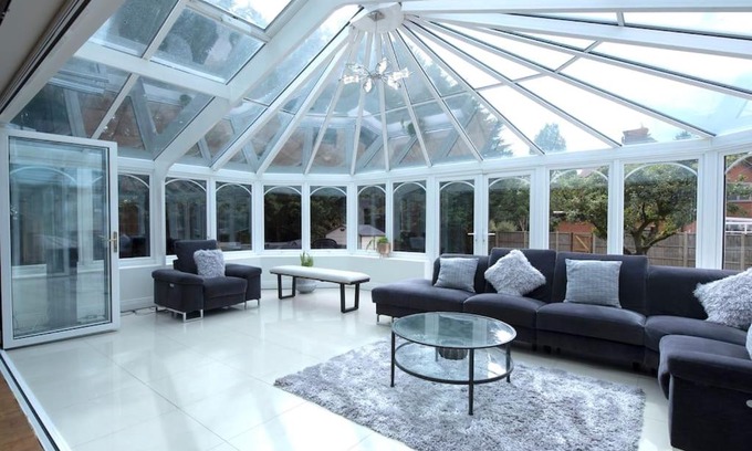 Northwood Casa | Luxury 6 bedroom house with parking - Northwood