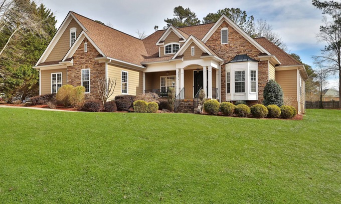 Fayetteville Casa | Luxury 6 bedroom pool, jacuzzi, theater room, game room