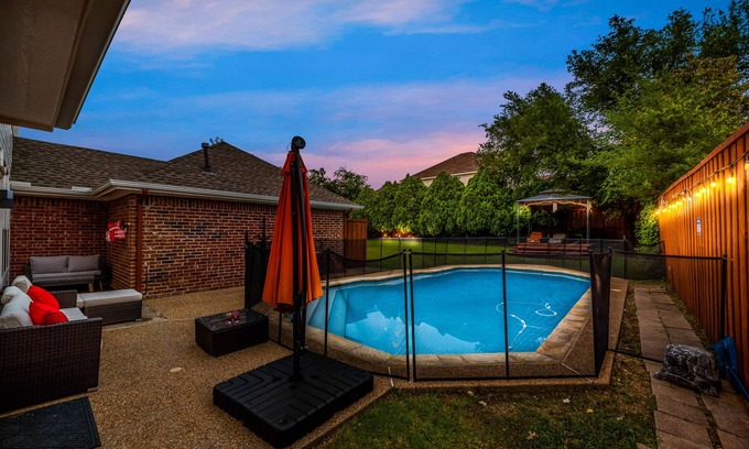 Far North Dallas Casa | Luxury 6 Bedroom Sleeps 12 Home in N Dallas Pool