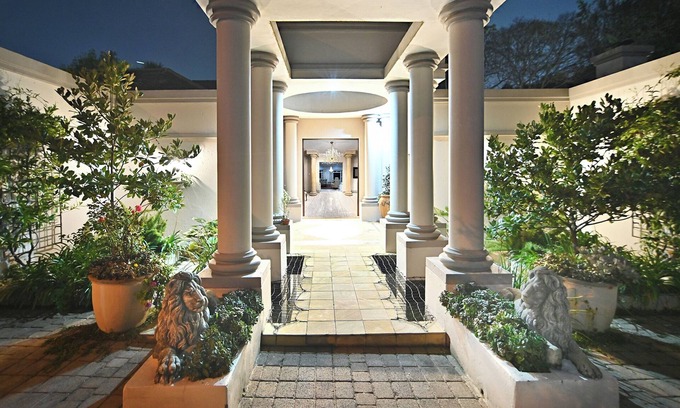 Greater Johannesburg Metropolitan Area Villa | Luxury 6-bedroom villa in Hyde Park Sandton