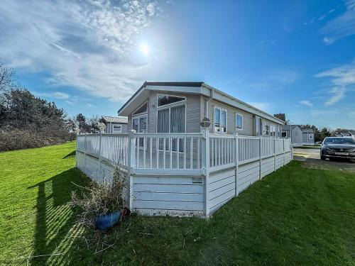 Hopton Cabina | Luxury 6 Berth Lodge With Wifi At Broadland Sands In Suffolk Ref 20011Cv