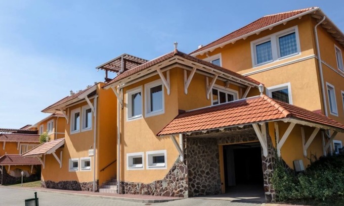 Dunaszentmiklos Apartamento | Luxury 6-person terrace apartment in the holiday park Landal Residence Duna