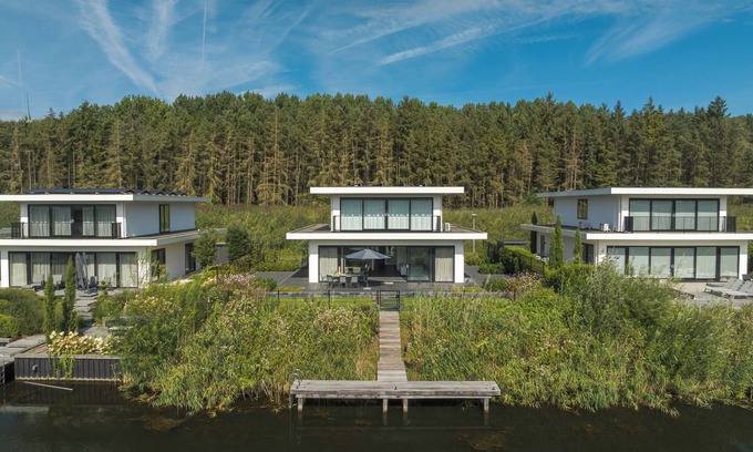 Zeewolde Casa | Luxury 6-person villa on the water with 3 bedrooms, 3 bathrooms, bath, balcony, spacious garden with swimming jetty and modern kitchen. Located at Villa Resort Harderwold near Harderwijk and the Veluwemeer.