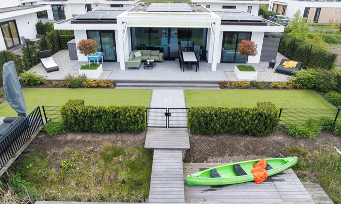 Zeewolde Casa | Luxury 6-person villa on the water. Including sun shower, canoe, sup board, beautiful garden and private jetty. Enjoy peace and comfort!