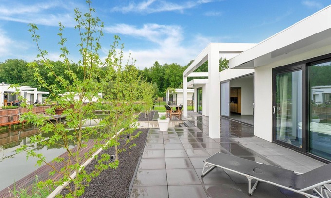 Zeewolde Casa | Luxury 6-person villa on the water with private jetty, spacious terrace with sunbeds and barbecue. Perfect for a relaxing holiday!