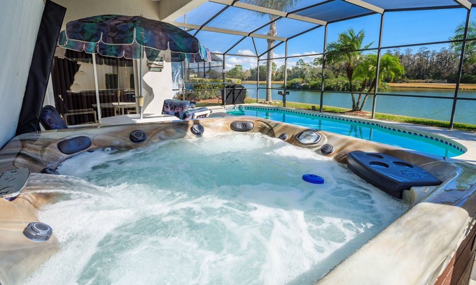 Lake Berkley Villa | Villa de lujo Lakeside nr Disney recientemente renovada. Piscina, jacuzzi, sala de juegos!