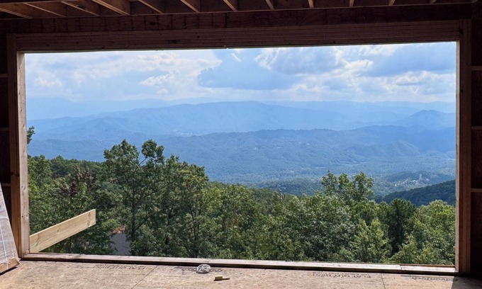 Bluff Mountain Cabina | Luxury 6BR Cabin with Indoor Pool, Theater & Views – Sleeps 28