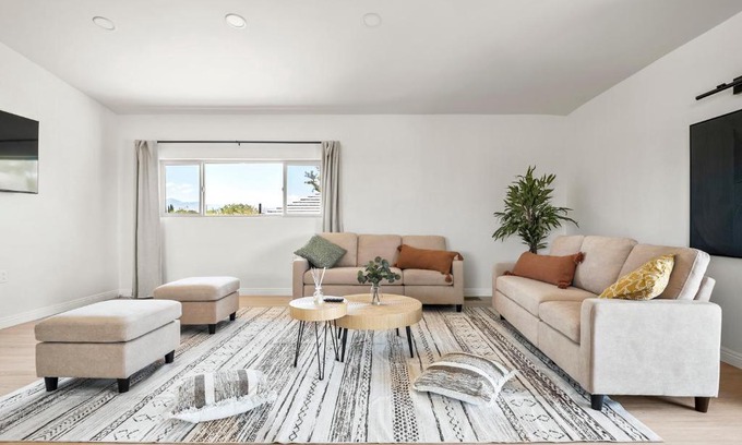 Hesperia Casa | Luxury 6BR Retreat Fast WIFI, Dedicated Workspaces