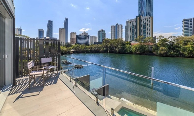 Surfers Paradise Villa | Luxury 7 Bedroom, 6 Bathroom, 3 Level, Waterfront Villa with Pool